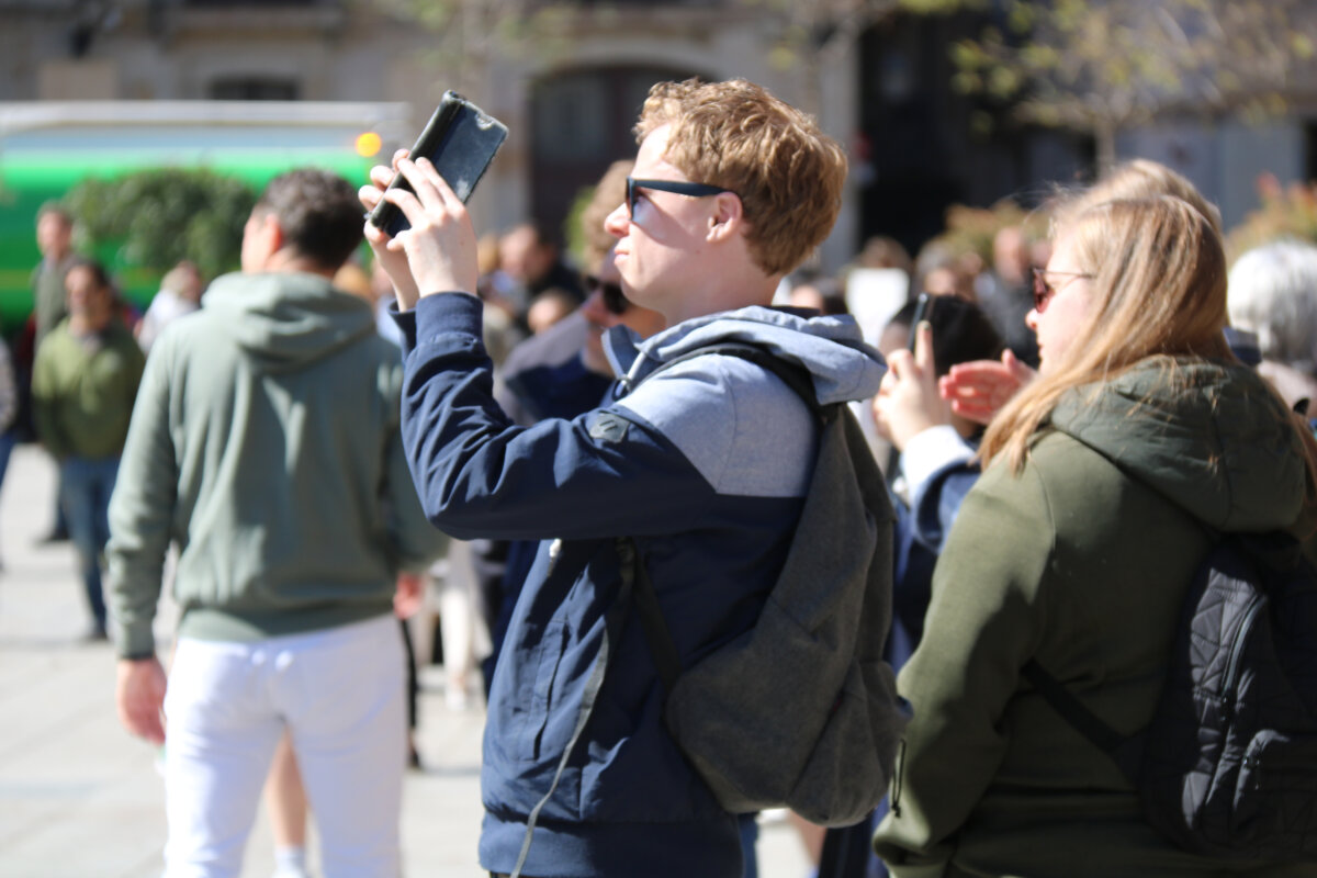Un turista fa una foto a Barcelona (ACN)