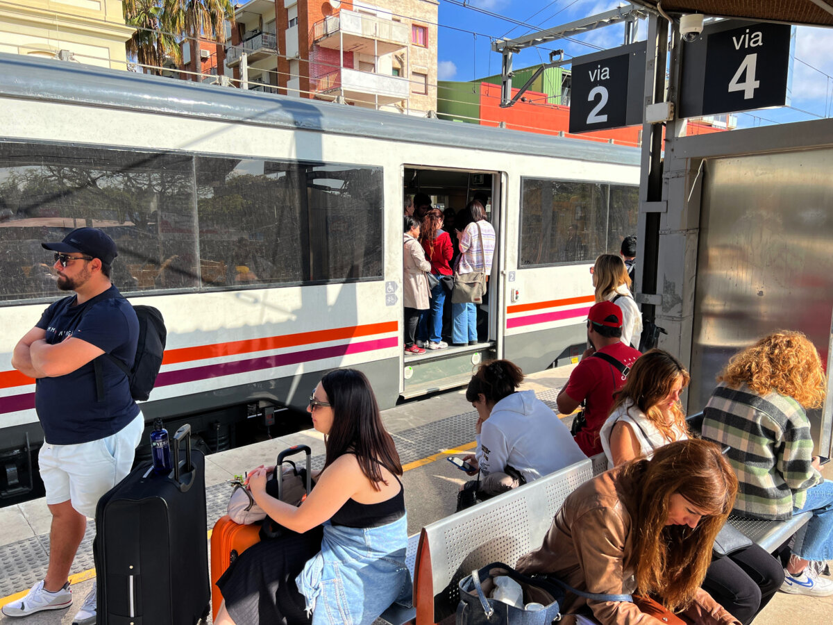 Passatgers esperant a l'estació de Castelldefels (ACN)
