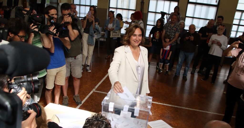 Ada Colau votant a La Sedeta (Blanca Blay, ACN)