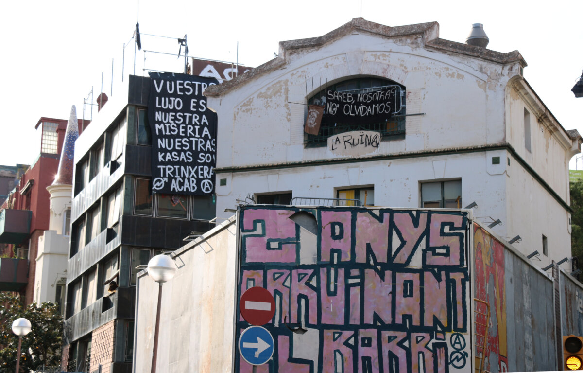 Les dues finques 'okupades' a tocar de la plaça Bonanova (ACN)