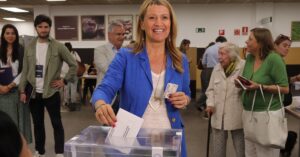 L'alcaldable de Valents a Barcelona, Eva Parera, diposita el seu vot a l'urna per les eleccions municipals del 28-M (Maria Asmarat, ACN)
