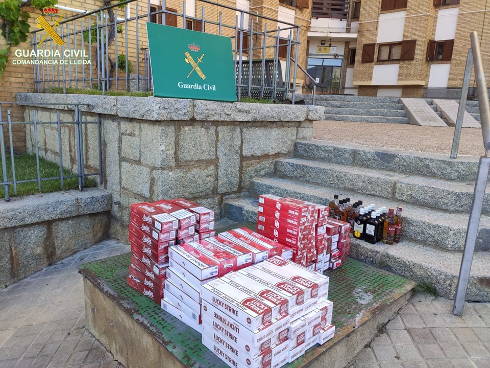 Detall dels paquets de tabac de contraban i les begudes alcohòliques decomissades per la Guàrdia Civil (ACN)