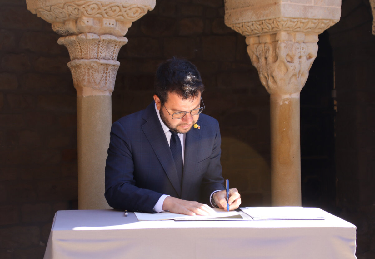 El president de la Generalitat, Pere Aragonès, signa el document de creació de la nova comarca del Lluçanès (ACN)