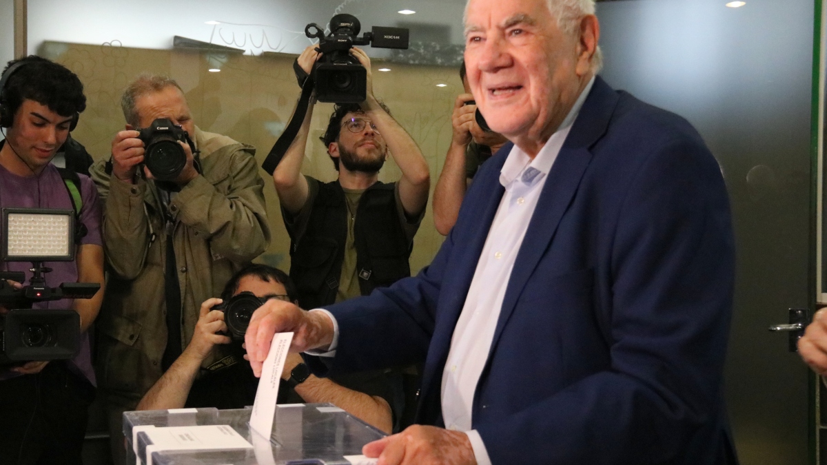 El candidat d'ERC a Barcelona, Ernest Maragall, diposita el seu vot a l'urna per les eleccions municipals del 28-M (Marta Vidal, ACN)