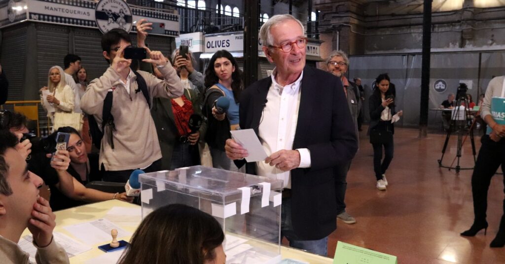 El candidat per Barcelona Xavier Trias a punt de votar al seu col·legi electoral, al Mercat Galvany (Natàlia Segura, ACN)