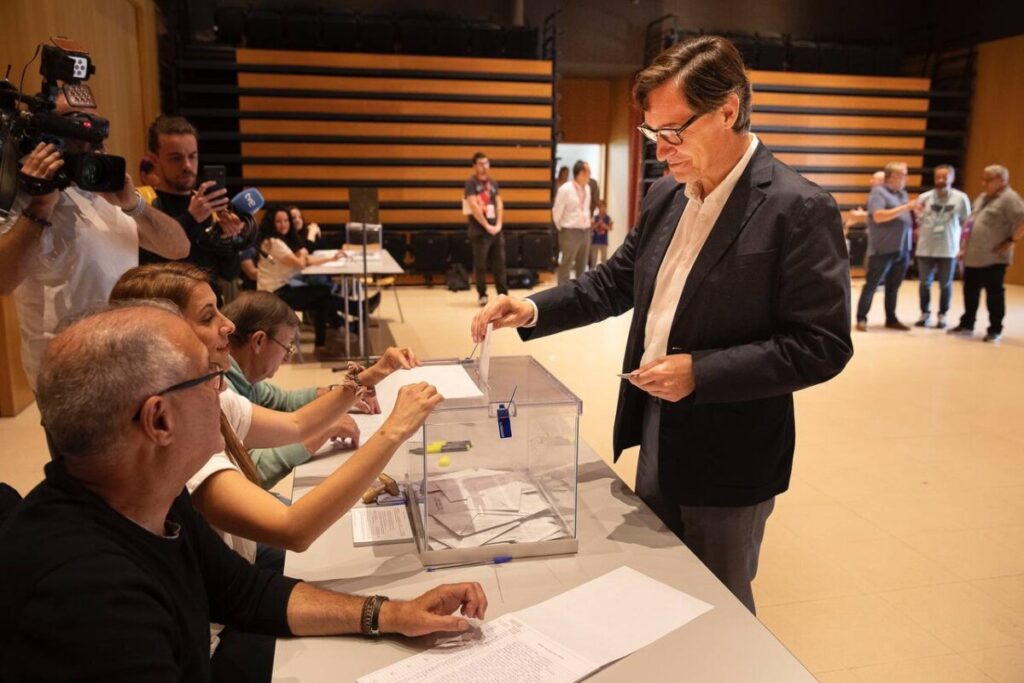El primer secretari del PSC, Salvador Illa, votant a les eleccions municipals el 28-M