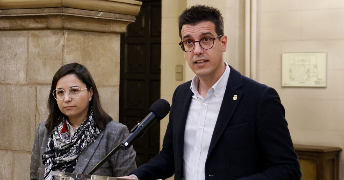 Los tenientes de alcalde Toni Postius y Jordina Freixanet atendiendo los medios en el patio de la Paeria (Laura Cortés)