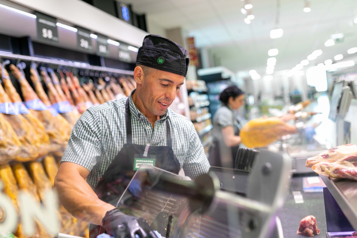 Treballador en una botiga de Mercadona