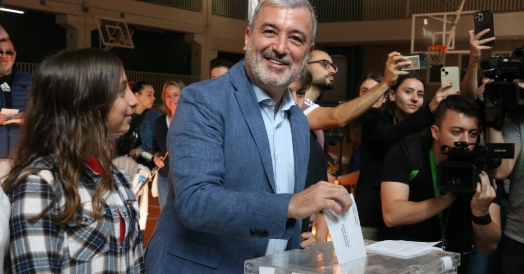 L'alcaldable del PSC a Barcelona, Jaume Collboni, votant el 28-M (Sílvia Jardí, ACN)