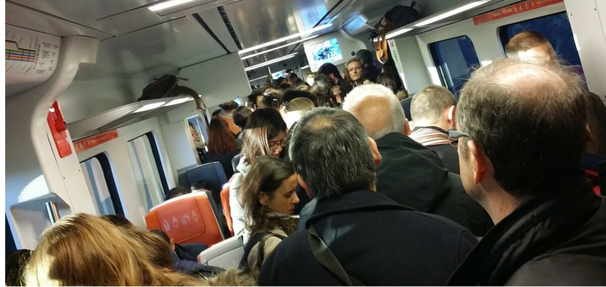 El hacinamiento en los trenes de Ferrocarrils de la Generalitat indigna a los pasajeros