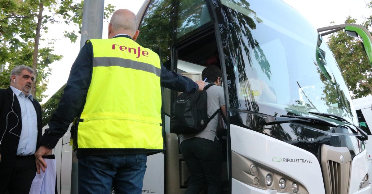Un trabajador de Renfe indica a los pasajeros del R2 sud para coger el autobús en Castelldefels en dirección Barcelona (Gemma Sánchez, ACN)
