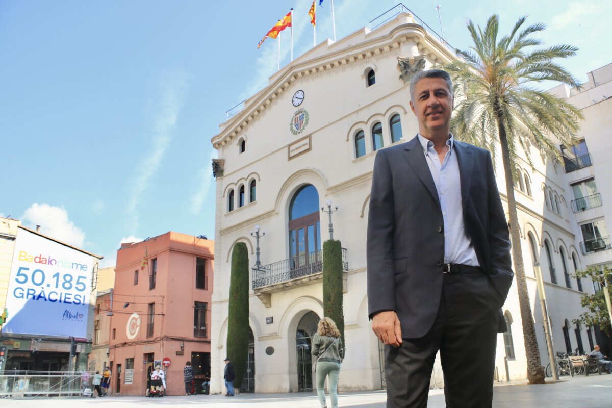 Xavier García Albiol, davant de l'Ajuntament de Badalona després d'aconseguir la majoria absoluta amb 18 regidors.