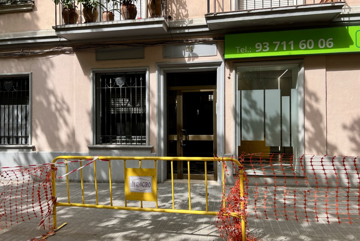 Exterior del número 418 de l’avinguda Barberà, a Sabadell, on s’ha dut a terme l’operatiu policial (ACN)
