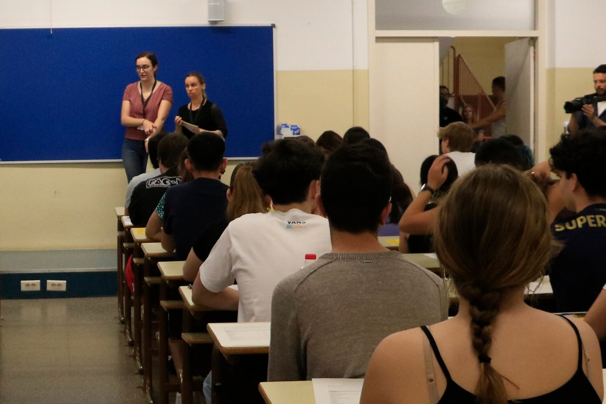 Estudiants a punt de començar les proves d'accés a la universitat (PAU) -la selectivitat- en una aula de la Facultat de Biologia de la UB