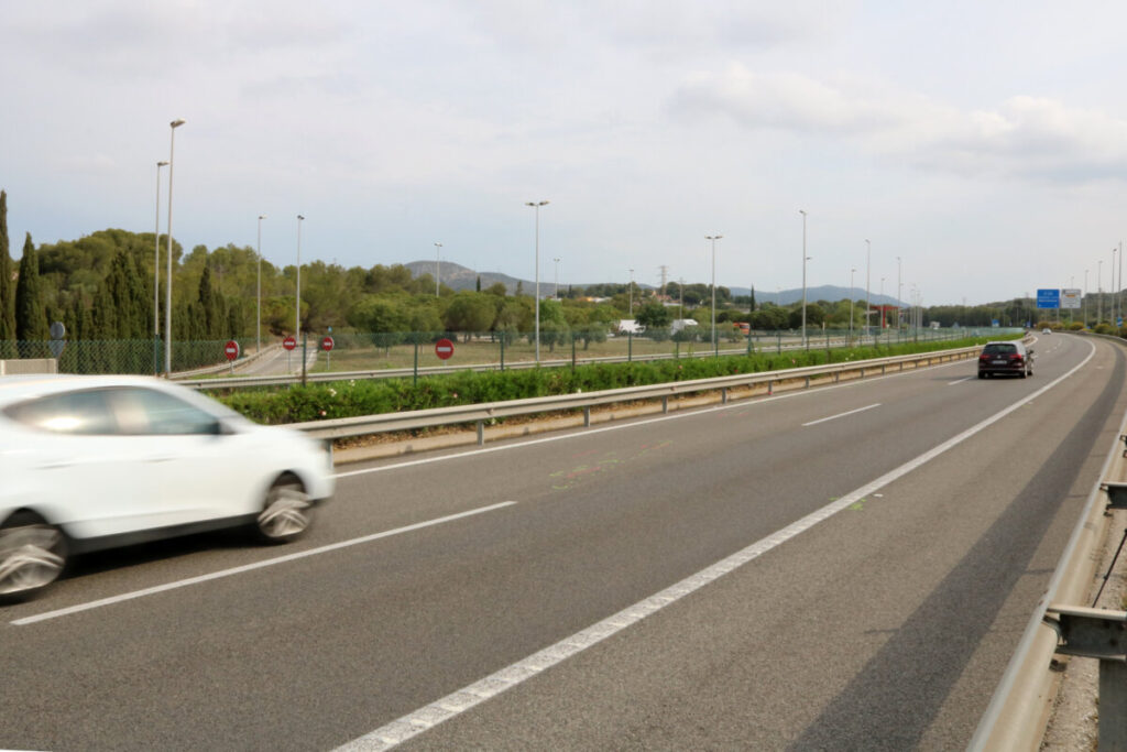 Punto de la C-32 en Cubelles dónde ha muerto un motorista en un accidente en que se ha visto implicado un jabalí (ACN)