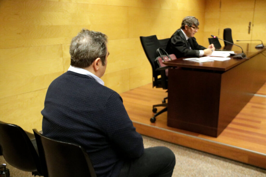 D'esquenes, el professor de la Bisbal d'Empordà acusat de fer tocaments a tres alumnes de 12 anys