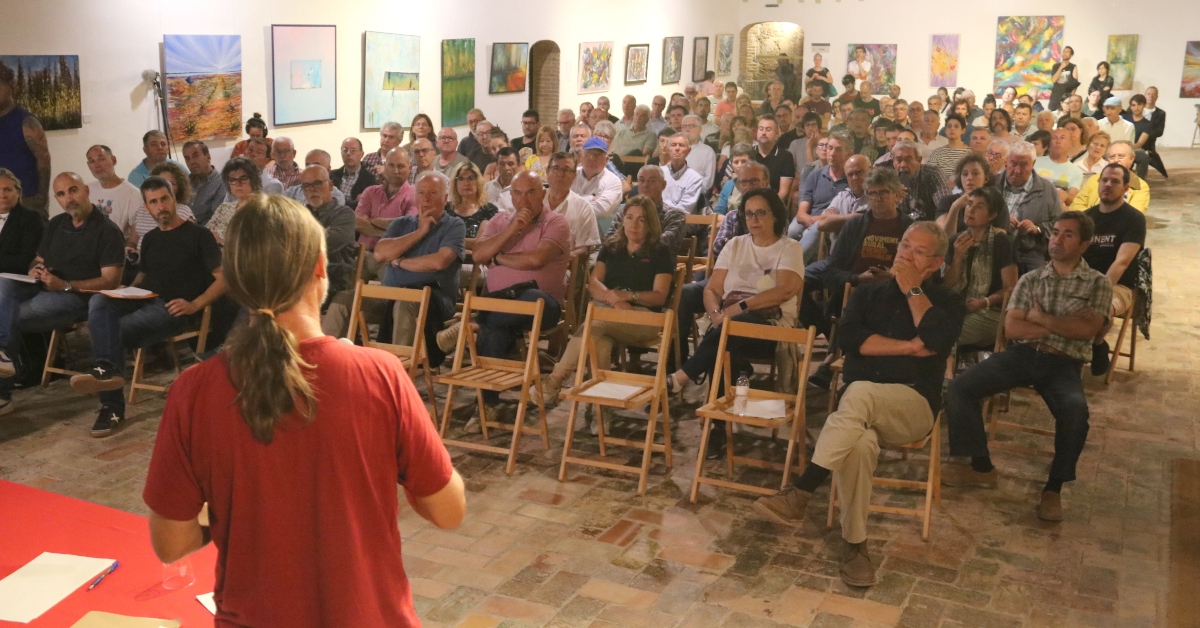Asamblea sobre la gestión del agua celebrada en el Castell de Remei (Ignasi Gómez, ACN)