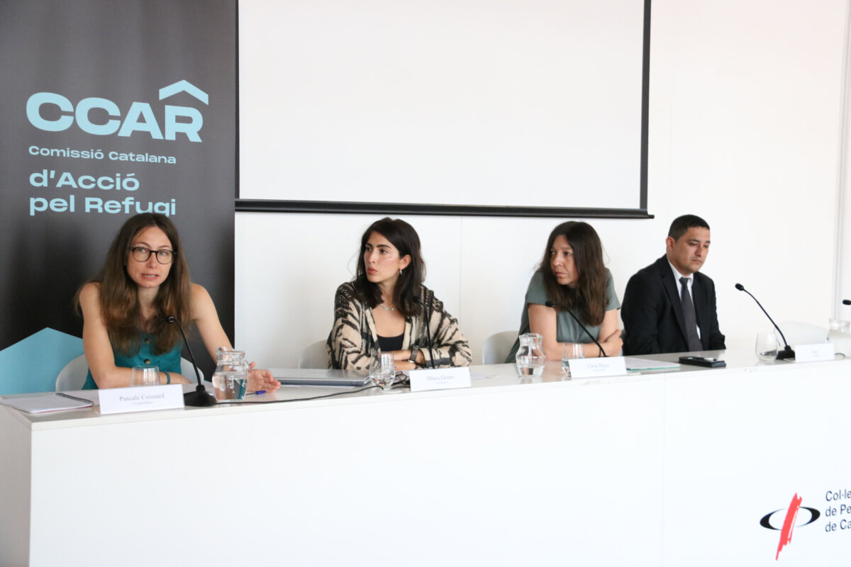 La copresidenta de la CCAR, Pascale Coissard; la codirectora de la CCAR Dilara Ekmen; la codirectora de la CCAR Elena Maya; i l'advocat Gary, durant la roda de premsa (ACN)