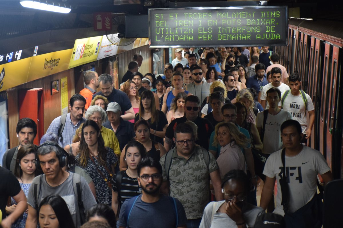 Acumulació de viatgers a l'L4 del metro de Barcelona aquest dilluns