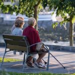 Personas jubiladas sentadas en un banco (Getty Images)