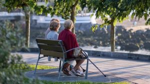 Personas jubiladas sentadas en un banco (Getty Images)