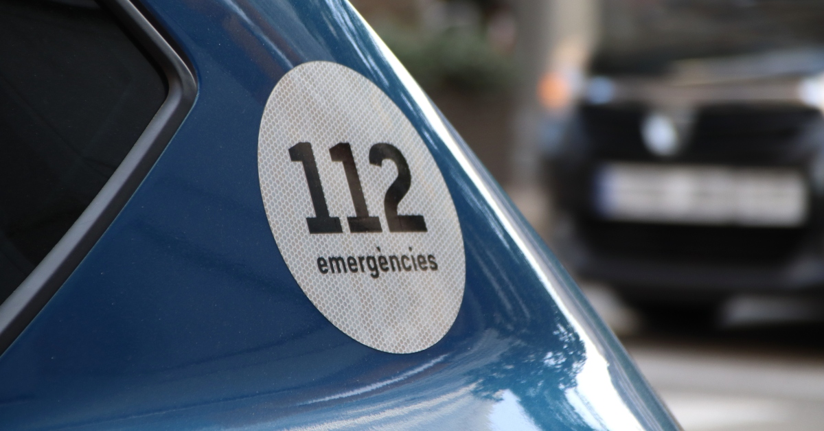Cotxe dels Mossos d'Esquadra amb el 112, número de telèfon d'emergencies (Blanca Blay, ACN)