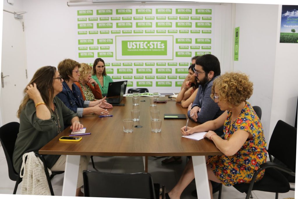 La consejera de Educación, Anna Simó, representantes de la consejería y miembros de USTEC, reunidos en la sede del sindicato