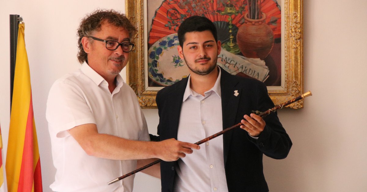 El hasta ahora alcalde de Portbou, Xavier Barranco, entregando la vara al nuevo alcalde, Gael Rodríguez (Ariadna Reche, ACN)