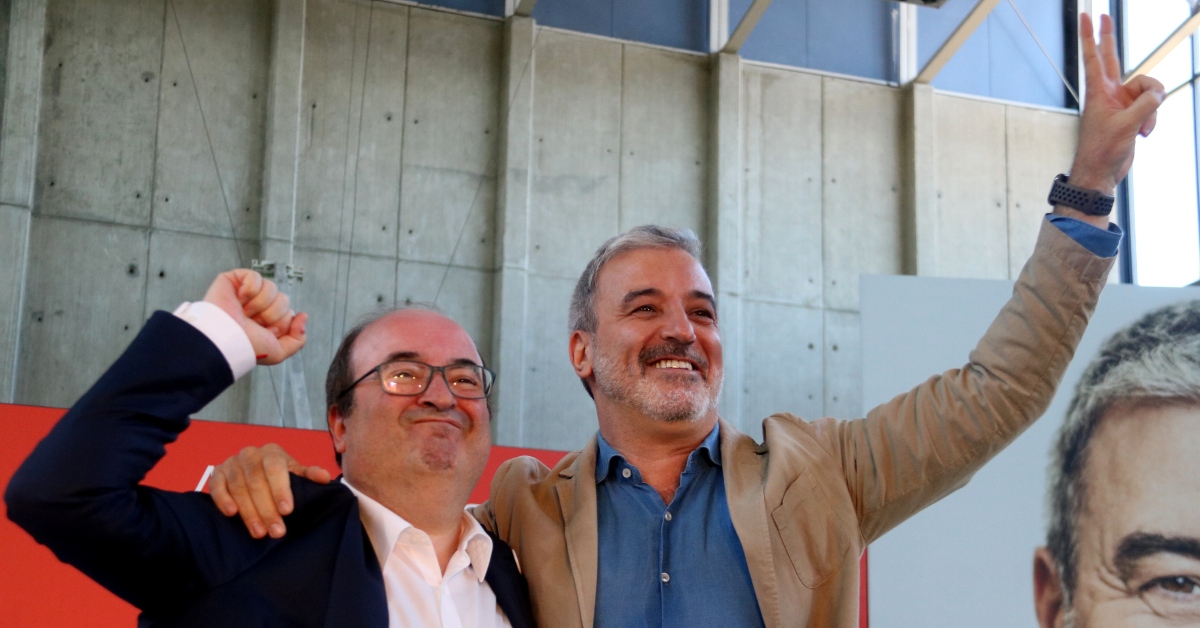 El ministre de Cultura i Esports, Miquel Iceta, amb el candidat del PSC a Barcelona, Jaume Collboni, en un acte a Nou Barris (Sílvia Jardí)