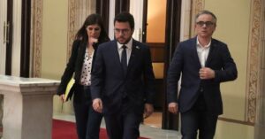 El president de la Generalitat, Pere Aragonès, amb el president i la portaveu del grup d'ERC, Josep Maria Jové i Marta Vilalta, després de reunir-se al Parlament (Rafa Garrido)