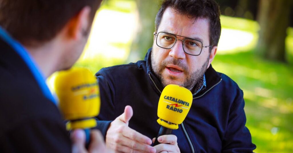 El president de la Generalitat, Pere Aragonès, durant l'entrevista a 'El Suplement' de Catalunya Ràdio, a Eindhoven (Jordi Bedmar, Presidència)