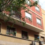 Exterior del pis de Cornellà de Llobregat on aquest diumenge a la matinada una home ha matat presumptament la seva parella (Maria Asmarat, ACN)