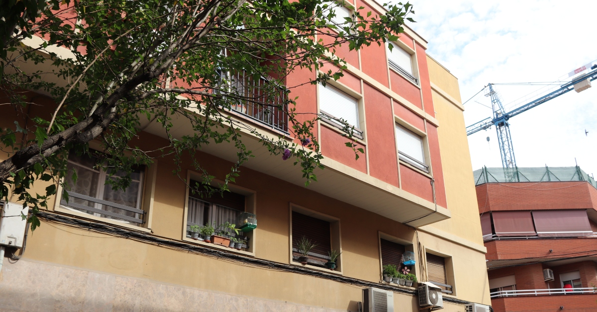 Exterior del pis de Cornellà de Llobregat on aquest diumenge a la matinada una home ha matat presumptament la seva parella (Maria Asmarat, ACN)