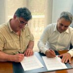 Jesús Álvarez, de ERC, y Carlos Trinchan, del PSC, firman el acuerdo para formar gobierno municipal en Móra la Nova (Ribera d'Ebre)