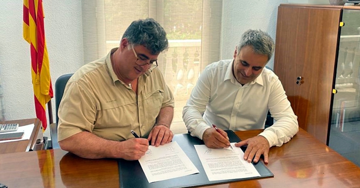 Jesús Álvarez, d'ERC, i Carlos Trinchan, del PSC, signen l'acord per fer govern municipal a Móra la Nova (Ribera d'Ebre)