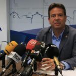 El alcalde en funciones de Cambrils, Oliver Klein, durante la atención a los medios antes del anuncio del pacto entre los partidos ERC, PSC, Junts y En Común Podem (Ariadna Escoda, ACN)