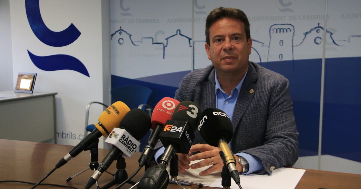 L'alcalde en funcions de Cambrils, Oliver Klein, durant l'atenció als mitjans previ a l'anunci del pacte entre els partits ERC, PSC, Junts i En Comú Podem (Ariadna Escoda, ACN)