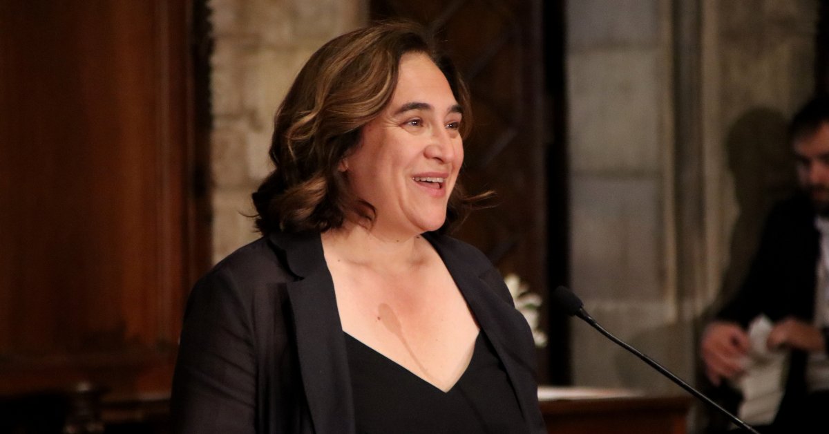 La alcaldesa en funciones, Ada Colau, en el Ayuntamiento de Barcelona (Blanca Blay, ACN)