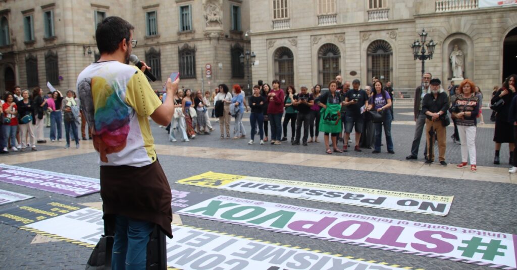 Protesta en la plaza Sant Jaume de Barcelona contra la entrada de Vox en varios ayuntamientos catalanes después de los resultados de las elecciones del 28-M (Eli Don)