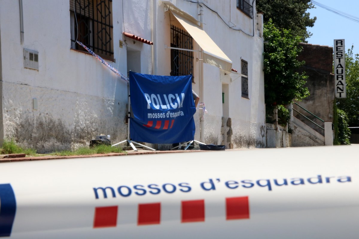 Una cinta policial talla el carrer Masnou d'Alella mentre la unitat científica treballa al domicili on va haver el tiroteig (Gemma Sánchez)