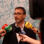 El portavoz de Junts, Josep Rius, en una atención a los medios en el Parlament de Catalunya
