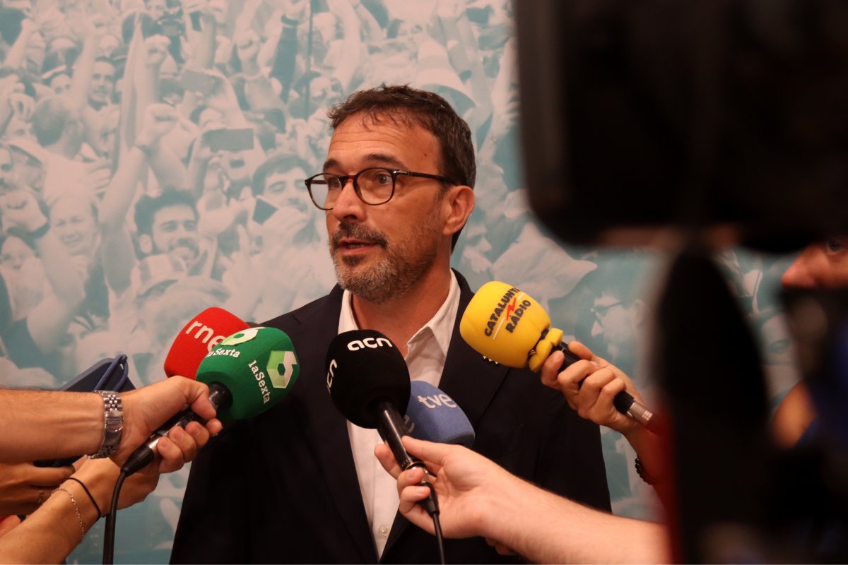 El portavoz de Junts, Josep Rius, en una atención a los medios en el Parlament de Catalunya