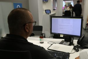 Un trabajador en la oficina del ATC de Figueres