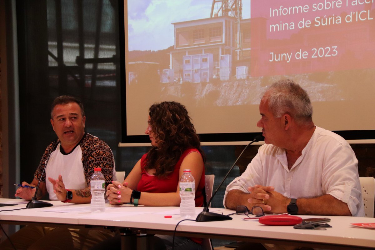 Los secretarios de CCOO Industria, Josep Rueda, Cristina Prieto y José Antonio Hernández, en la rueda de prensa sobre el informe del accidente de la mina de Súria, en la sede del sindicato
