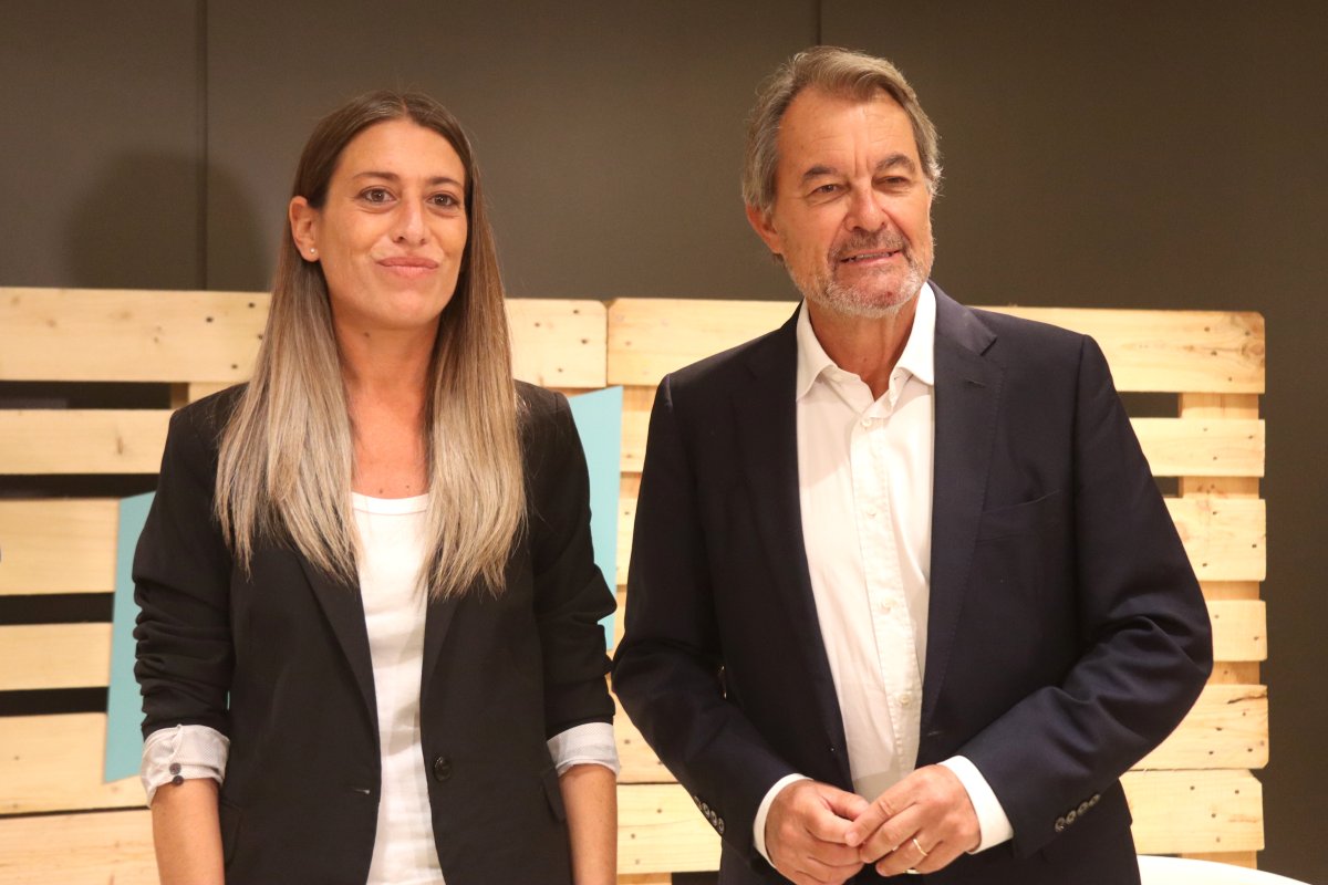 La candidata de Junts, Míriam Nogueras, i l'expresident Artur Mas en un esmorzar informatiu a Barcelona