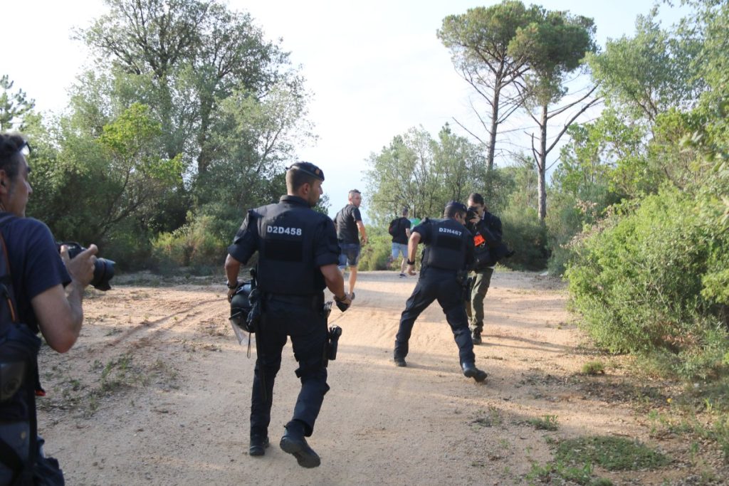 Alguns manifestants s'escapoleixen dels Mossos en una pista forestal