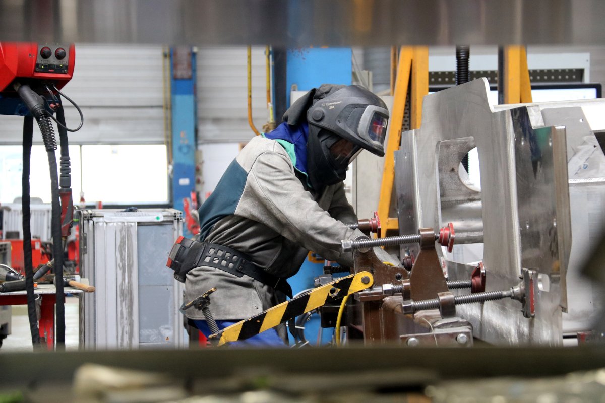 Operario trabajando en la fábrica de Alstom en Santa Perpètua (Barcelona)