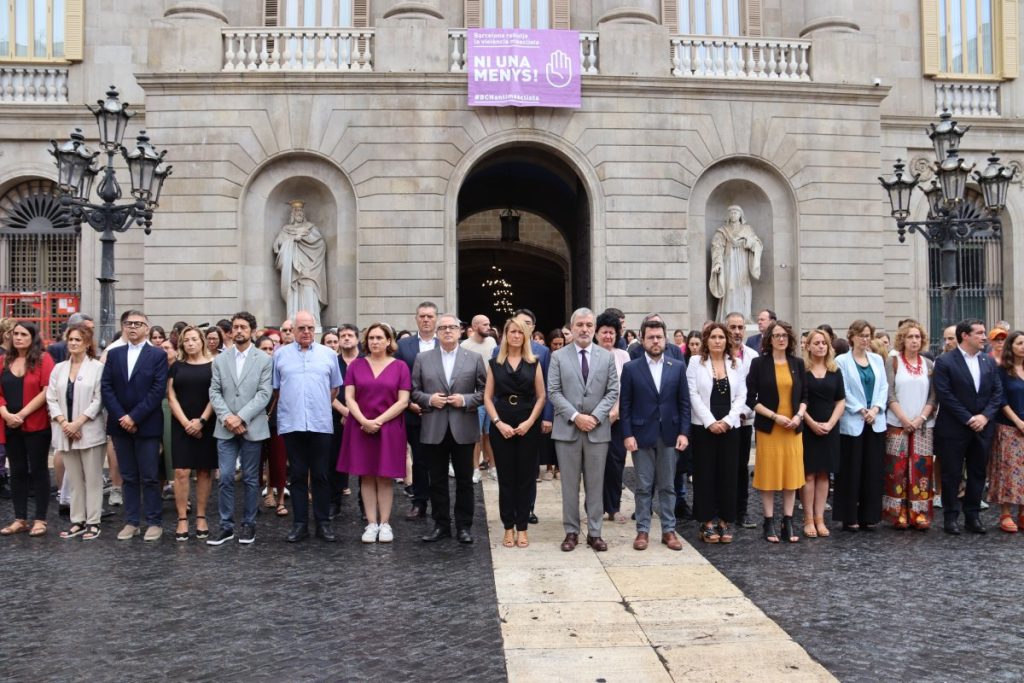 Membres del Govern i l'Ajuntament en el minut de silenci a la plaça Sant Jaume per condemnar el feminicidi d'una dona a Nou Barris Data de publicació