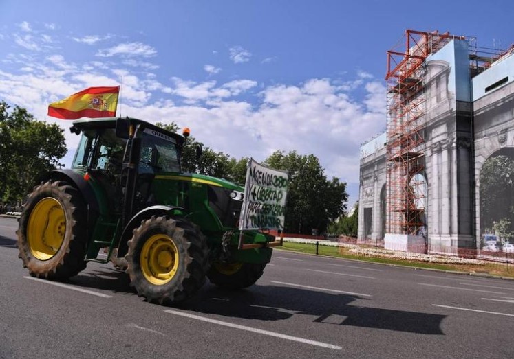 Tractor al pas per la manifestació agrària d'aquest matí a Madrid. E.P.