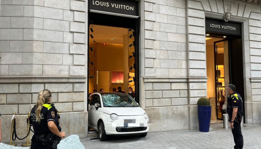 Atracan la tienda Louis Vuitton del Paseo de Gracia de Barcelona empotrando  un coche en el escaparate - El Triangle
